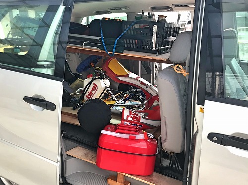 トランポにカートと荷物全て積載状態