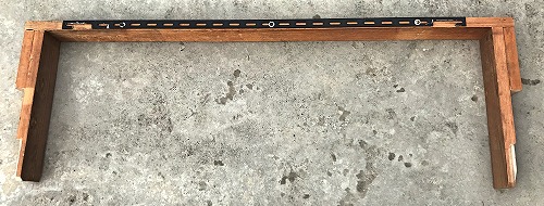 棚を支える木材の脚