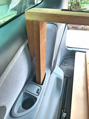 棚の脚を固定する方法です。