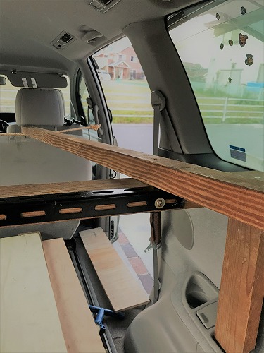 棚板をささえる縦長の角材