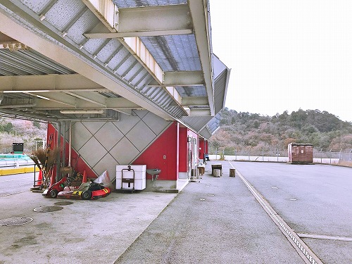 ピット内とコントロールタワー