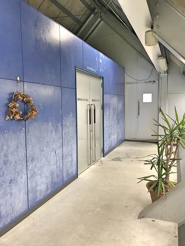 2階の外へ出る廊下