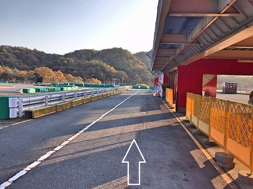 ナチュラサーキットのピット前