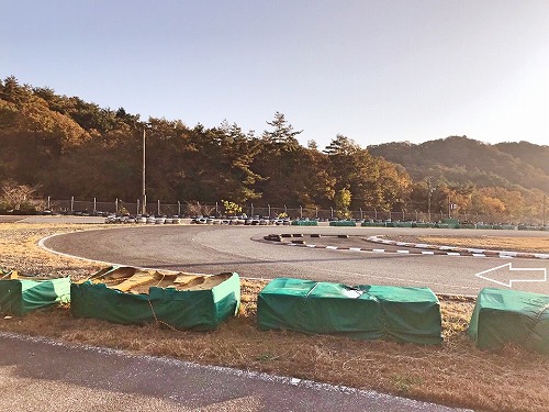 ４コーナーの縁石について