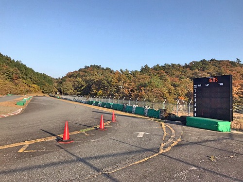 コースイン手前に電光掲示板がある