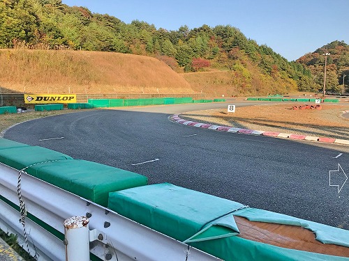 ９コーナーから８コーナーを見る