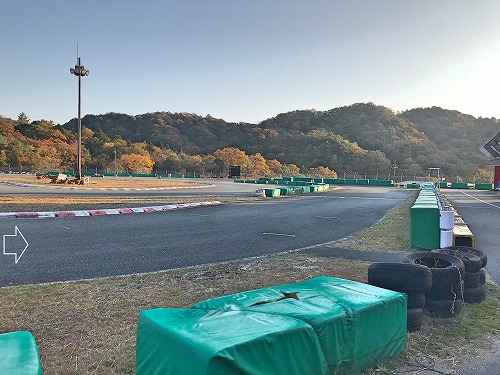 ピットから９コーナー方向を見る