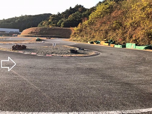 外側から１コーナーを見た写真