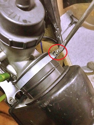 エアークリーナーのクランプ外し