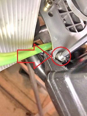 反対側のボルトも外す