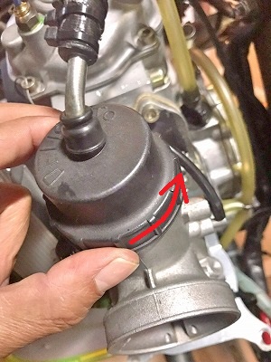 キャブレターのカバーを外す