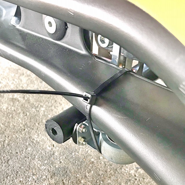 リアバンパーにタイラップで固定