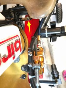 左側のボルト位置