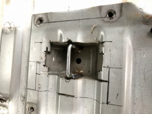 キャラバン後席の椅子のフックを溶接