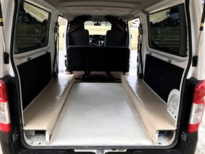 キャラバンの後方から見たフロア