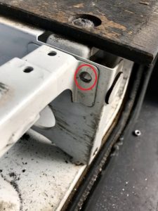 トランポに改造のためスポット溶接を外す