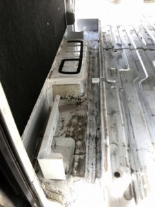 金具を取り外した後のフロア