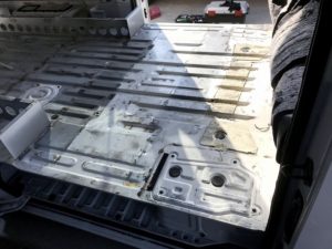 椅子取付ステーの下のフロア