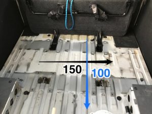 椅子の下のフロアの長さです。