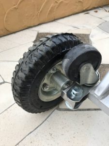 カートスタンドにタイヤを固定する方法