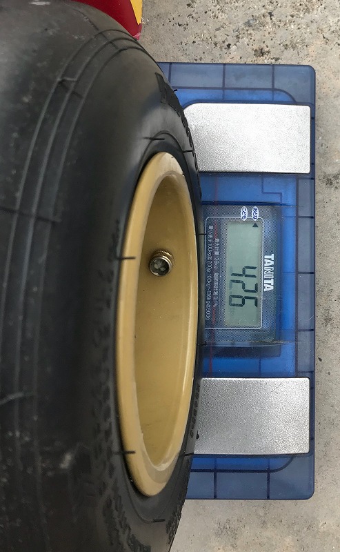 レーシングカートの重量右側計測
