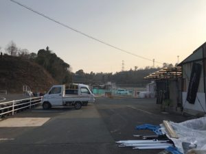 ショートコースの駐車場