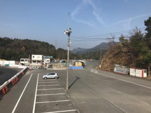 タマダサーキット1コーナー方向の駐車場