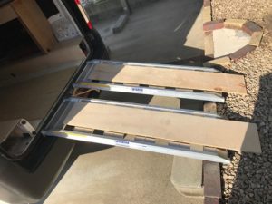 アルミブリッジでカートを載せ降しする