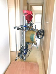 カートを縦にして廊下に入れる