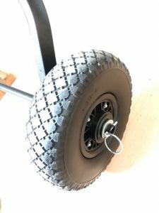 カートスタンドの大型タイヤ