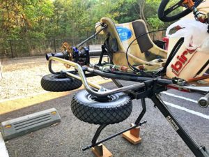 レーシングカートにタイヤを取り付けた