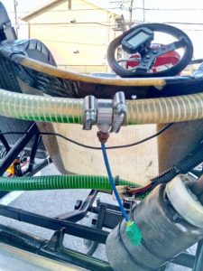 ラジエーターホースにセンサー取り付け