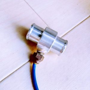 水温センサーをジョイントに取り付け