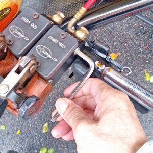 ブレーキ本体の固定ボルトを緩める