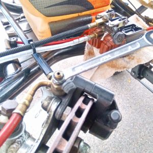 キャリパーのニップルを緩める