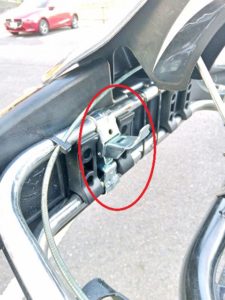 フックの金具で固定