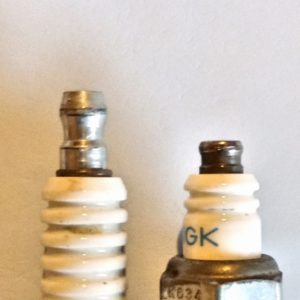 レーシングプラグの端子は小さい