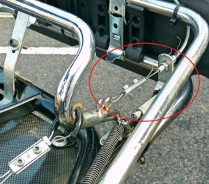 アクセルペダルにワイヤー取り付け