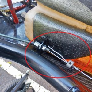 アクセルペダル側の固定