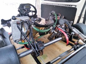 レーシングカートは後部から入れる