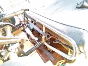 ラッシングベルトで椅子に固定