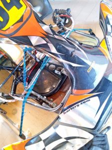 レーシングカートのフロントはゴムベルトで固定