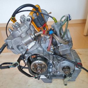 E120Eエンジンの左側