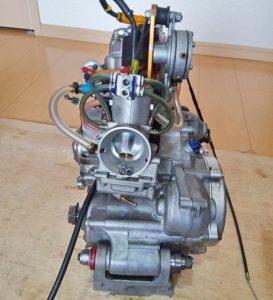 E120Eエンジンのキャブレター側