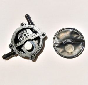 燃料ポンプの裏側のパーツ