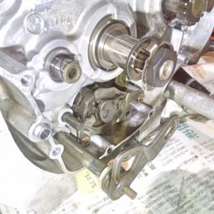 シフトスピンドルを引き抜く