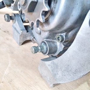 エンジン取り付け後のシフトスピンドル