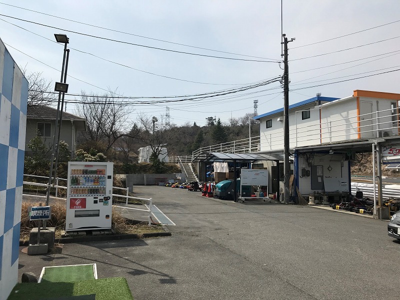 販売機と展望観覧場への階段