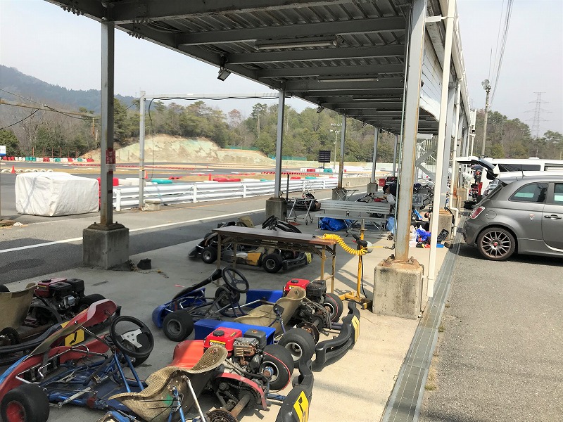 屋根付きの整備場