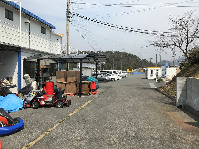 パドックの一番奥から見た駐車スペース